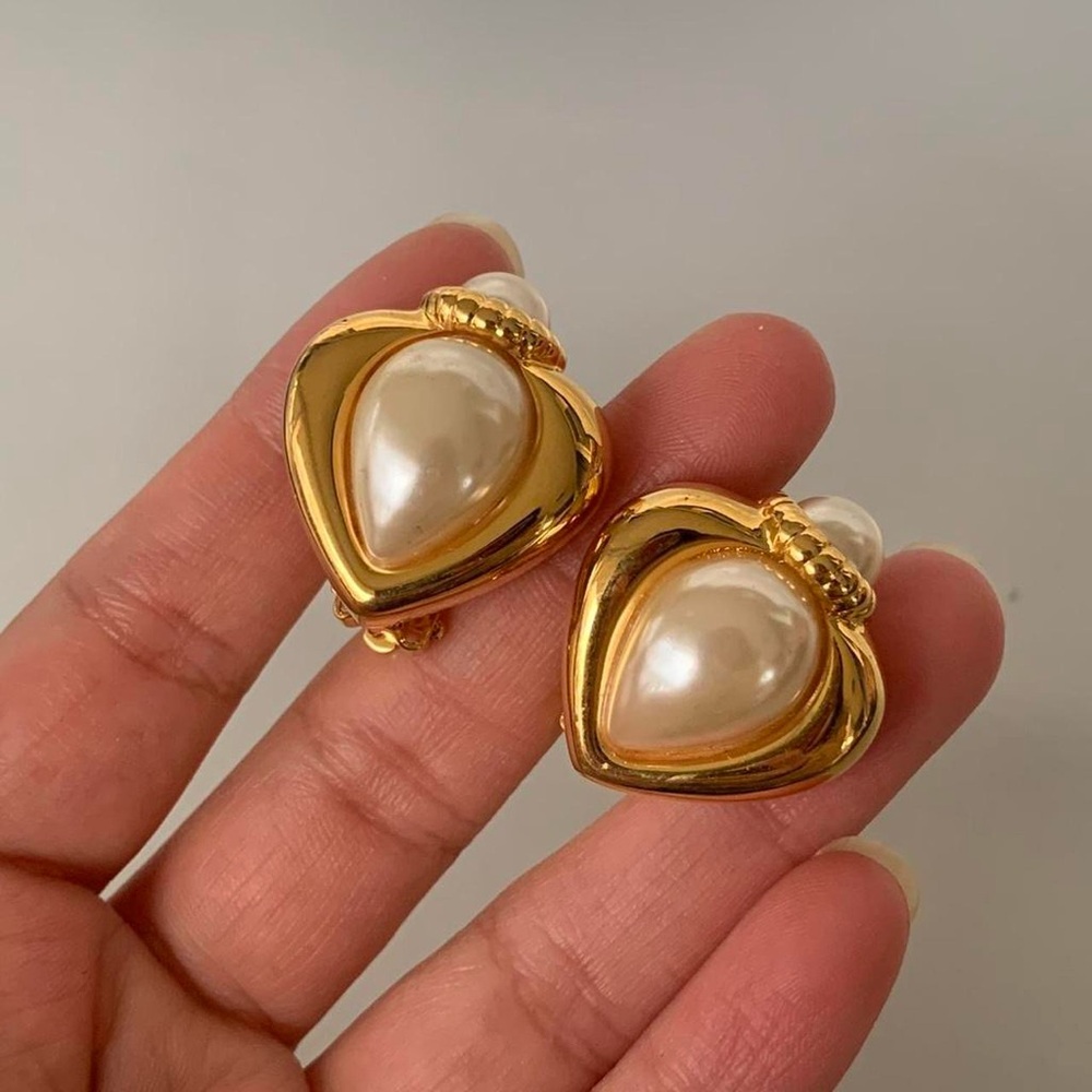Joan Rivers clip on faux Pearl earrings